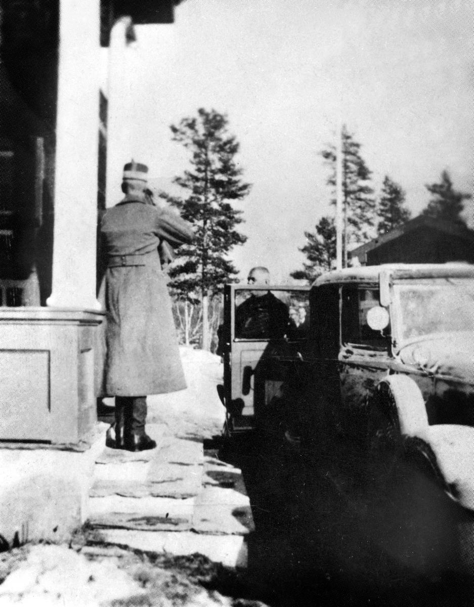 Kong Haakon og Curt Bräuer på Elverum folkehøgskole